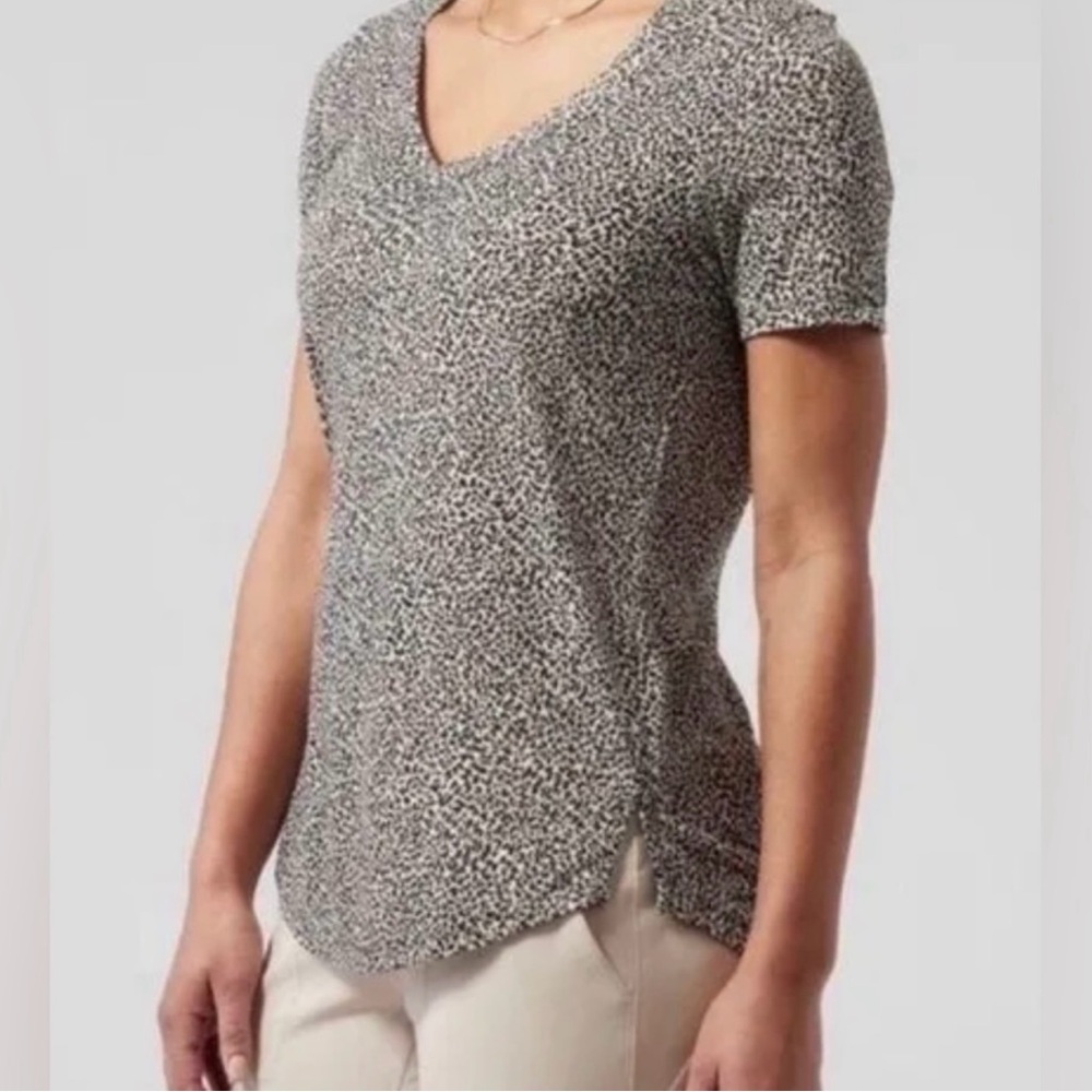 Athleta breezy scoop v-neck in cheetah